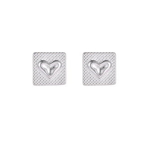 Boucles d'oreilles carrées en argent avec texture quadrillée et motif de cœur en relief