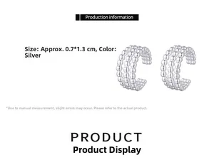 Vue détaillée des earcuffs argentés à trois rangées de perles avec dimensions 0,7 cm et 1,3 cm