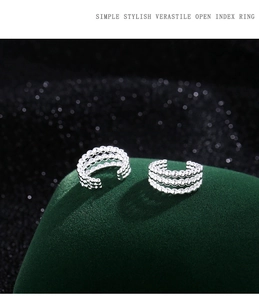 Vue détaillée de la bague ouverte argentée à triple rangée de perles sur support