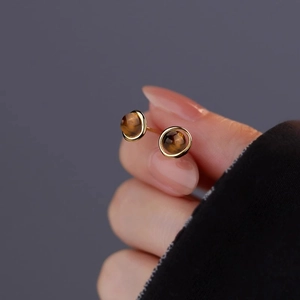 Boucles d'oreilles minimalistes en œil de tigre doré avec pierres brunes rondes