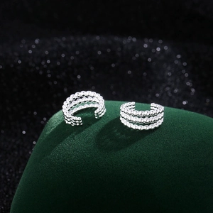 Manchette d'oreille à trois couches de perles argentées au design minimaliste chic