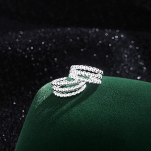 Élégantes boucles d'oreilles ear cuffs à billes argentées sur support en velours vert