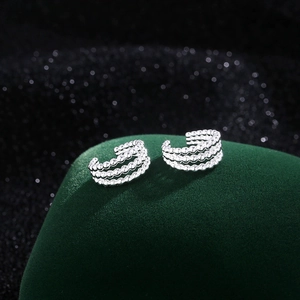 Manchette d'oreille à triple rangée de perles argentées pour femmes sans perçage