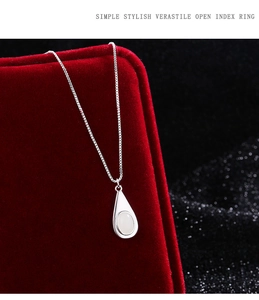 Collar de plata con colgante de gota de agua en calcedonia blanca sobre caja roja