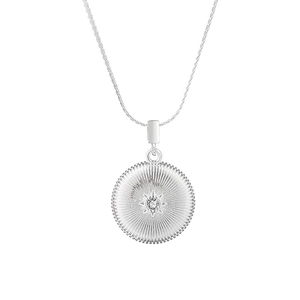 Silberne Halskette mit Sonnenstrahl-Anhänger und zentralem Edelstein an einer Kordelkette