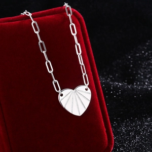 Elegante collana con ciondolo a cuore argento con trama a raggiera su velluto
