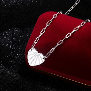 Elegante collana con ciondolo a cuore argento e trama sunburst su catena a graffetta