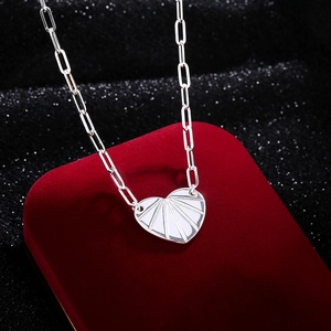 Collana con pendente a cuore in argento e catena a graffetta su scatola di velluto rosso