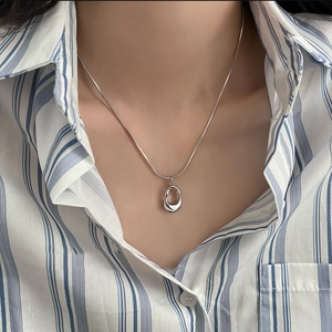 Minimalist Copper Geometric Hollow Oval Pendant Necklace For Women Electroplated Silver Irregular Snake Bone Chain Jewelry