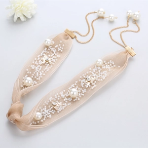 Bijou de tête de mariée avec cristaux café, perles blanches et flocons dorés élégants