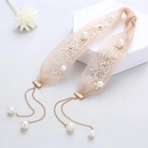 Bijou de tête mariée avec perles de cristal café et détails de feuilles dorées sur tulle