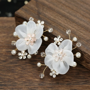 Handgefertigte weiße Stoffblumen-Schuhclips mit Perlen und Kristallen für Brautschuhe