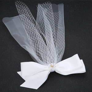 Barrette élégante en tulle blanc avec perles et pétales dorés pour coiffure de mariage