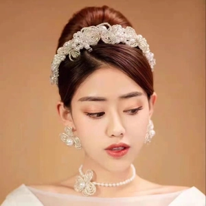 Elegant bridal set featuring pearl headband, floral earrings, and necklace for weddings