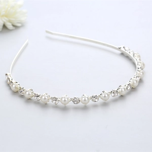 Elegante cerchietto argento con perle bianche e strass per sposa o look quotidiano