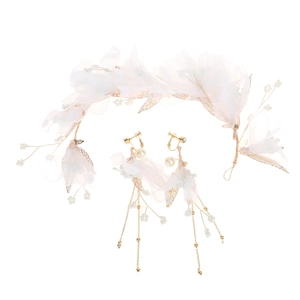 Détails du set de vigne à cheveux et boucles d'oreilles de mariée avec fleurs en gaze