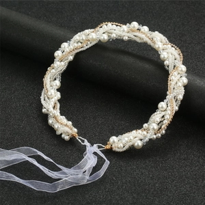 Détail de serre-tête de mariée fait main avec perles, cristaux et ruban blanc