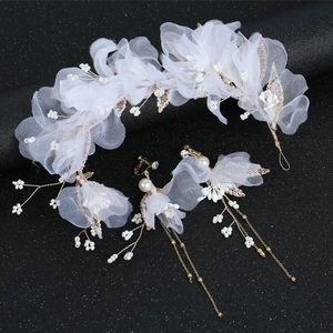 Parure de mariage élégante avec fleurs en dentelle blanche, perles et boucles d'oreilles