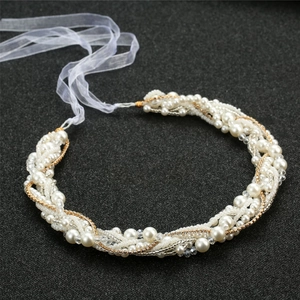 Bandeau de mariée élégant avec perles blanches, chaînes dorées et rubans en mousseline
