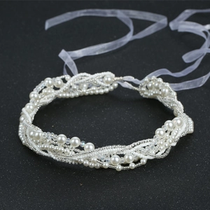 Serre-tête de mariée exquis avec perles blanches et cristal faites à la main sur fond noir