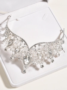 Dettaglio macro della lussuosa corona da sposa in argento con strass in una confezione