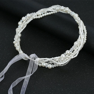Détail d'un bandeau de mariée fait main avec couches de perles et de cristaux