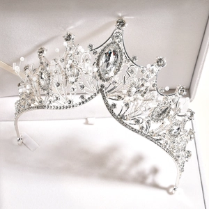 Corona da sposa di lusso in argento con cristalli scintillanti e pietra a goccia
