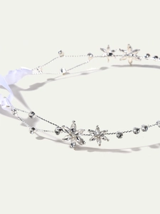 Serre-tête floral élégant avec strass argentés et rubans en satin blanc pour mariée