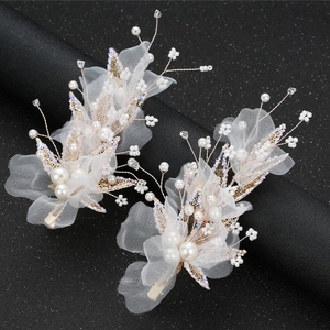 Paire de pinces à cheveux de mariée avec fleurs en organza, perles et feuilles dorées