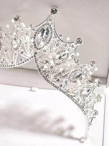 Dettaglio di lussuosa corona da sposa con strass su elegante scatola di velluto bianco