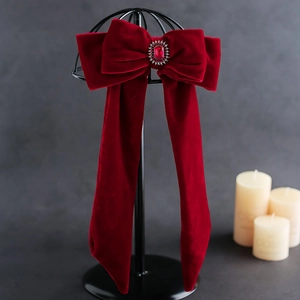 Pince à cheveux élégante en velours rouge avec strass rubis et longs rubans fluides