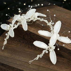 Serre-tête de mariée élégant avec feuilles de satin blanc, perles et cristaux scintillants