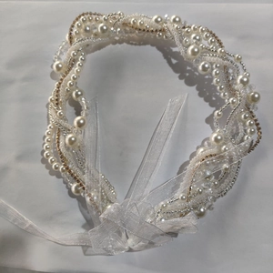 Détail d'un bandeau de mariée fait main avec perles blanches et ruban en organza