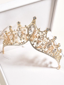 Dettaglio macro di una lussuosa corona da sposa dorata con strass e cristalli scintillanti