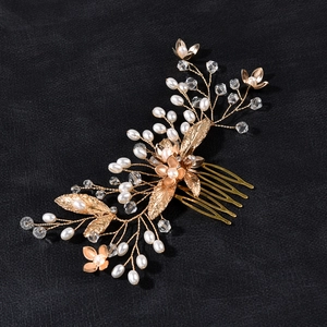 Détail d'un peigne à cheveux de mariée avec feuilles dorées, perles et cristaux