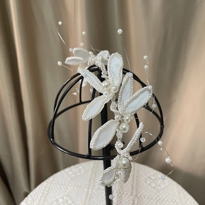 Serre-tête de mariage élégant avec feuilles de satin blanc et perles sur support