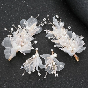 Parure de 4 barrettes de mariée avec fleurs en tulle blanc et perles sur fond noir élégant