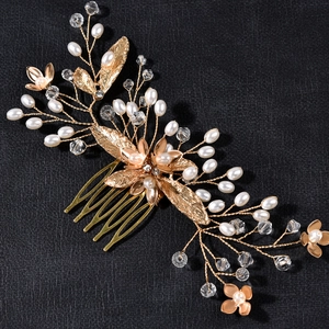 Détail du peigne de mariée avec feuilles dorées, perles blanches et cristaux
