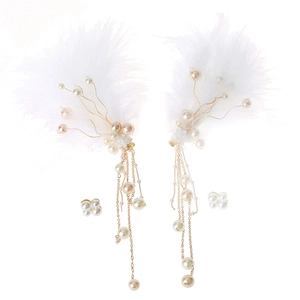Paire de pinces à cheveux en plumes blanches avec longs glands en perles et métal doré