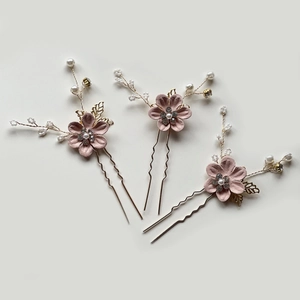Lot de trois épingles à cheveux fleurs roses avec strass brillants, perles et feuilles d'or