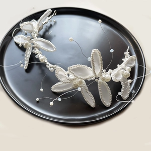 Serre-tête floral en satin blanc avec perles pour coiffure de mariée et mariage