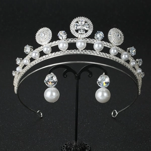 Luxurious silver bridal tiara and pearl earrings set with zircon stones for weddings