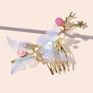 Elegante peine de pelo dorado con mariposa de gasa azul y adornos florales