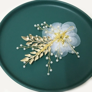 Barrette de mariée faite main avec feuilles dorées, fleur en tulle et perles blanches