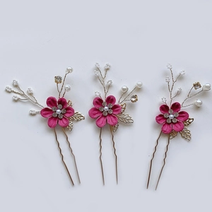 Détail de trois épingles à cheveux fleurs bleues avec perles blanches et feuilles d'or
