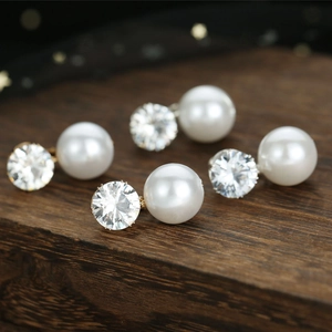 Elegante bruidsoorbellen met glanzende parels en fonkelende ronde zirkonia oorknopjes