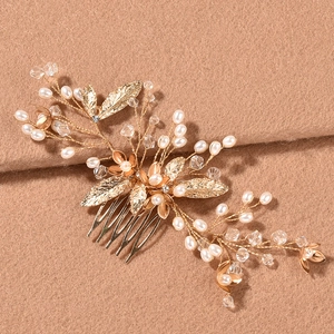 Vue détaillée du peigne à cheveux de mariée fait main avec perles et détails en cristal