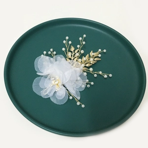 Pince à cheveux de mariée avec fleur en tulle blanc perles et feuilles en métal doré