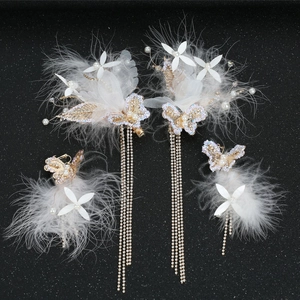 Set di fermagli per capelli da sposa fatata con piume bianche e lunghe nappe di strass