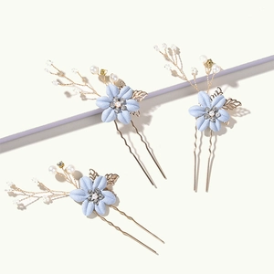 Set de trois épingles à cheveux à fleurs bleues avec branches dorées et perles